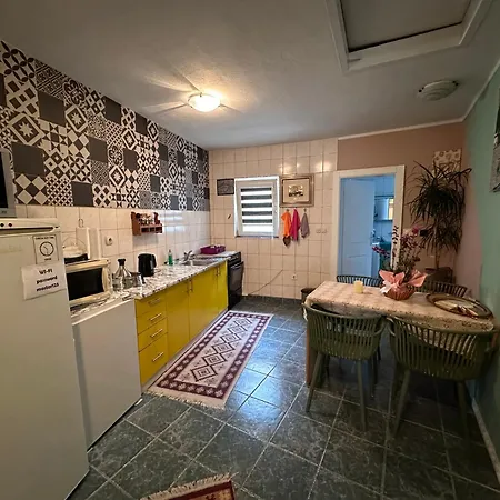 Backpackers מוסטר
