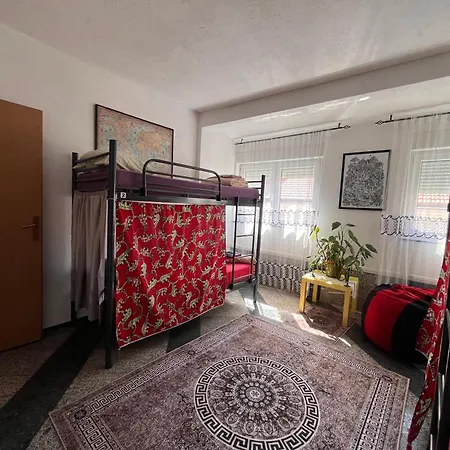 Backpackers אכסניה *