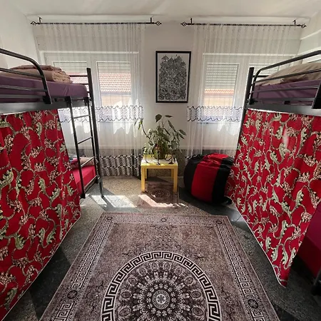 אכסניה Backpackers מוסטר