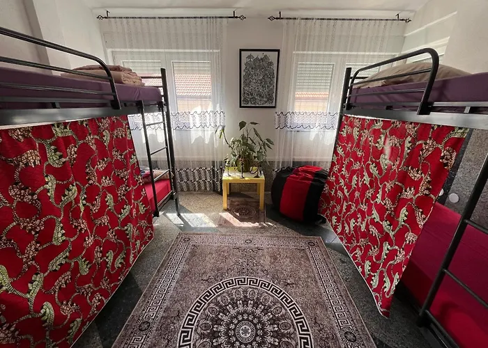 אכסניה Backpackers מוסטר